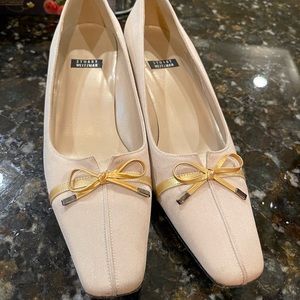 Stuart weitzman 7-1/2 low heel 1-1/2”